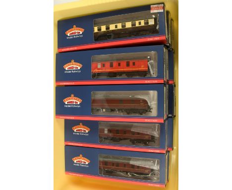 Bachmann 00 Gauge group of Passenger coaches consisting of GWR Collett Brake Composite, 1st/3rd Brake Composite, 1st/3rd *2, 