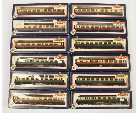 Bachmann 00 Gauge group of Passenger coaches consisting of Bulleid Crimson &amp; Cream Coaches *7 and GWR Chocolate &amp; Cre