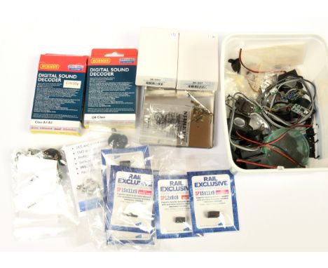 Hornby / Bachmann / Gaugemaster and other Manufacturers Digital decoders and associated items consisting of Hornby R8106 Clas