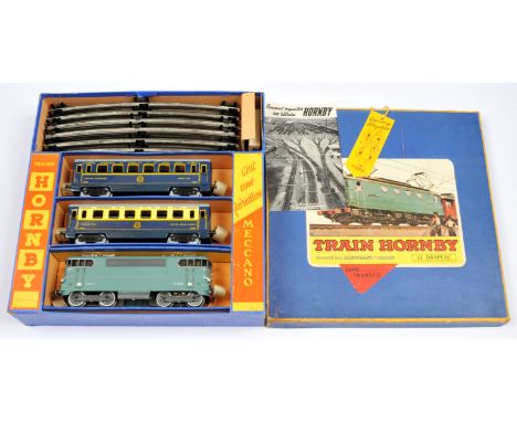 French Hornby 0 Gauge Le Drapeau overhaed Electric Passenger set with overhead Electric Loco SNCF Pale Blue No.BB 9201, 3-rai