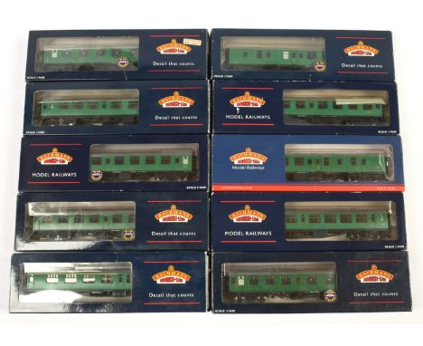 Bachmann 00 Gauge Group of SR Passenger coaches consisting of BR Mk1 SR All 1st and others (6 in over labelled boxes), Bullei