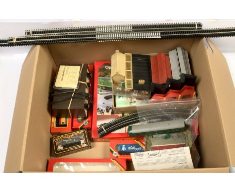 Hornby, Mainline &amp; others, mixed group of Track, Buildings, Rolling Stock. To include Operating Turntable; Hornby Pullman