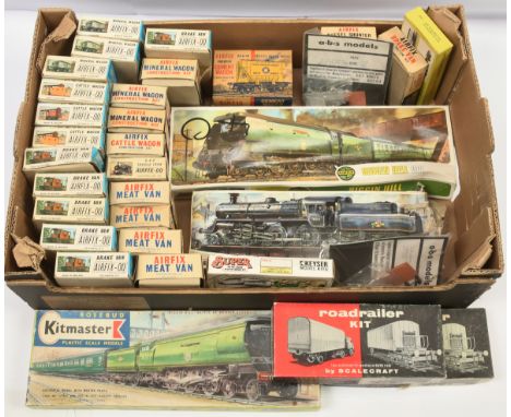 Airfix, Kitmaster, Scalecraft&nbsp; mixed group of plastic kits. To include Airfix BR Green Drewry Diesel Shunter, Airfix Cat