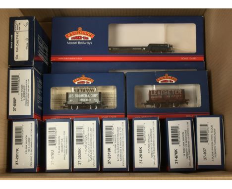 Bachmann 00 Gauge group of Goods wagons consisting of 33-900E GWR Bogie well Wagon *2, 37-100S 7 plank Jos Bloomer &amp; Co, 