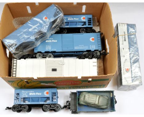 Aristocraft and other Commercial Manufacturers G Gauge unboxed freight cars consisting of White Pass Box car and Caboose, und