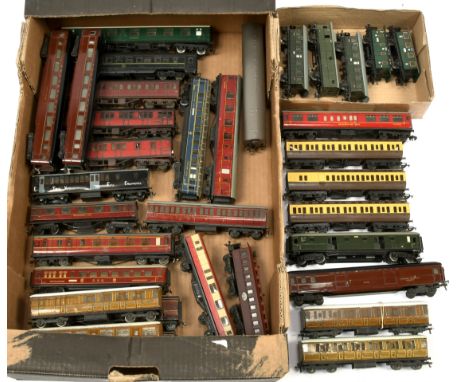 Tri-ang, Hornby, Fleischmann, Marklin unboxed coaches. To include Tri-ang GWR Brown / Cream Clerestory 5017; Hornby Dublo BR 