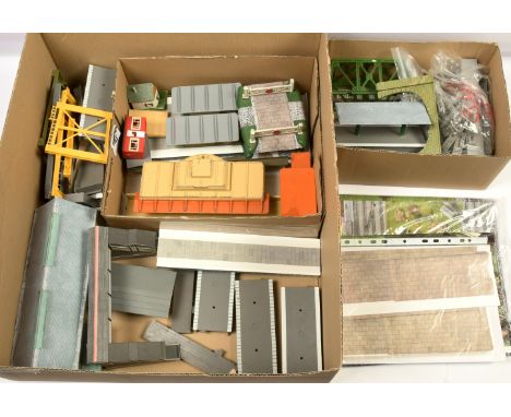 Hornby Dublo &amp; Hornby Railways large group of trackside accessories. Hornby Dublo Through Station, Signal Cabin, Level Cr