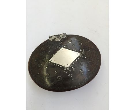 An early 18th century tortoiseshell oval snuff box with silver pique inlaid decoration to lid (af). 
