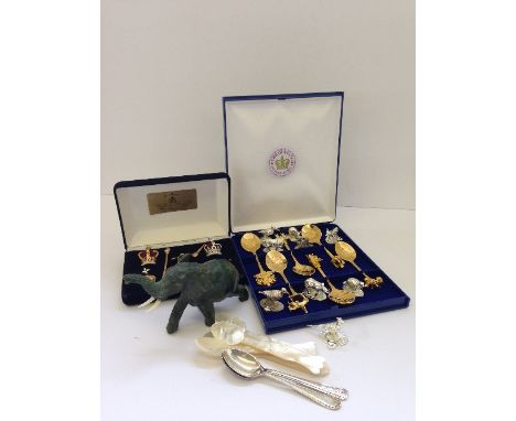 A cased set of six 2002 Queen's Golden Jubilee gold plated teaspoons together with a set of silver metal menu holders modelle