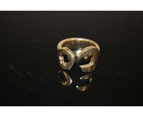 A HALLMARKED 9CT GOLD GENTS SPANNER SHAPED RING 