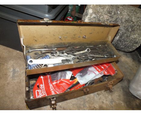 A VINTAGE TOOLBOX AND CONTENTS