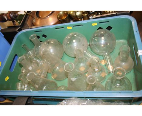 A TRAY OF ASSORTED VINTAGE TEST TUBES AND BOILING FLASKS 