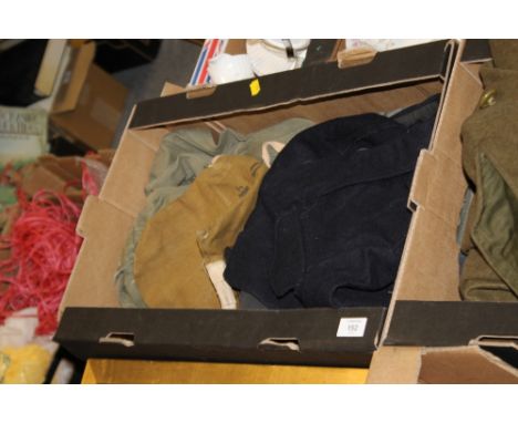 A TRAY OF VINTAGE MILITARY UNIFORM ITEMS TO INCLUDE A 1952 MENS BLOUSE, SHORTS, BELT ETC