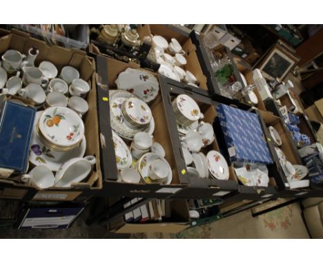 A LARGE QUANTITY OF ROYAL WORCESTER EVESHAM CHINA TO INCLUDE TEA AND DINNERWARE, ORNAMENTS AND BOXED EXAMPLES (5 TRAYS)
