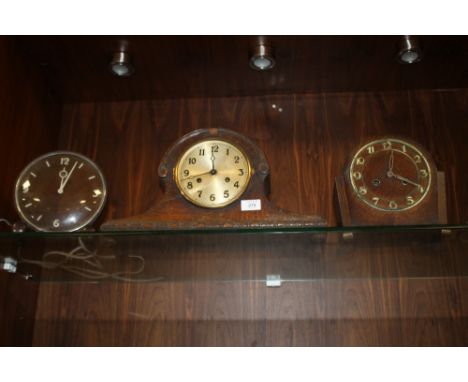 THREE VINTAGE MANTEL CLOCKS TO INCLUDE A BAKELITE EXAMPLE 