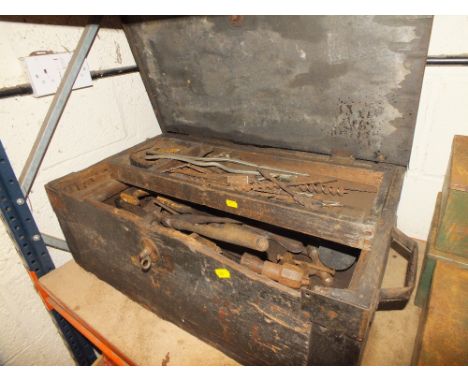 A VINTAGE TOOLBOX TO INCLUDE WOOD WORKING TOOLS