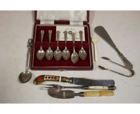 A BAG OF SILVER AND OTHER FLATWARE TO INCLUDE A CASED SET OF SIX HALLMARKED SILVER TEA SPOONS, ROYAL CROWN DERBY KNIFE ETC.  