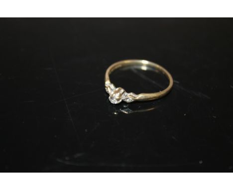 A 9 CARAT GOLD RING