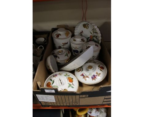 A TRAY OF ROYAL WORCESTER EVESHAM DINNERWARE 