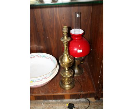 A VINTAGE 'ALADDIN' OIL LAMP WITH RED GLASS SHADE TOGETHER WITH A MODERN GILDED TABLE LAMP (2)