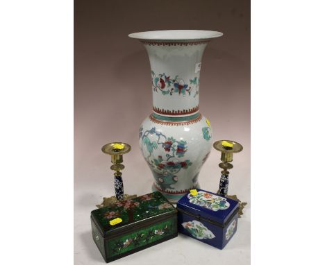 A LARGE CHINESE VASE A/F TOGETHER WITH A PAIR OF BLUE AND WHITE CERAMIC AND BRASS CANDLE STICKS, CLOISONNE STYLE BOX AND ANOT