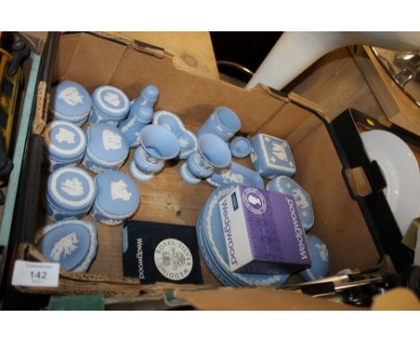 A TRAY OF WEDGWOOD POWDER BLUE JASPER WARE TO INCLUDE LIDDED TRINKET POTS, COLLECTORS PLATES ETC