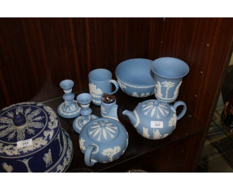 A SELECTION OF EIGHT PIECES OF BLUE JASPERWARE TO INCLUDE TEAPOT, FRUIT BOWL 