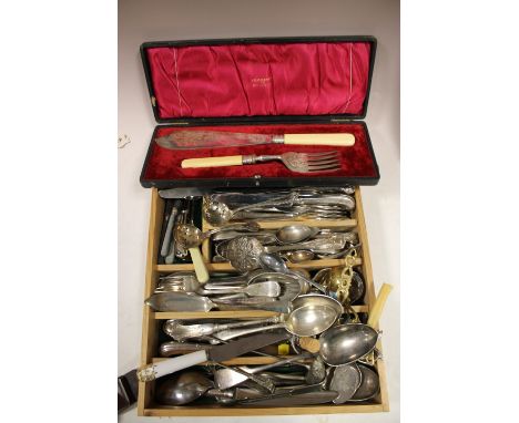 A SELECTION OF MOSTLY SILVER PLATED FLATWARE TO INCLUDE A CASED FISH SERVER SET, SIFTER SPOONS ETC.