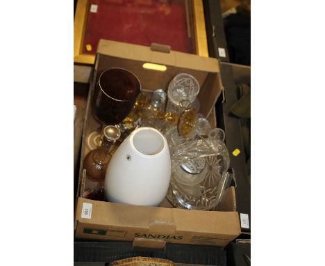 A TRAY OF CUT GLASS TO INCLUDE DECANTER WITH SILVER PLATED STOPPER, CANDLESTICK ETC