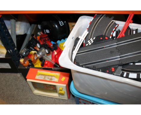 A QUANTITY OF CHILDRENS TOYS TO INCLUDE A VINTAGE FISHER PRICE TV, SCALEXTRIC, ACTION MAN ETC
