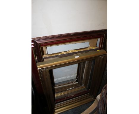 A QUANTITY OF VINTAGE PICTURE FRAMES TO INCLUDE GILT EXAMPLES