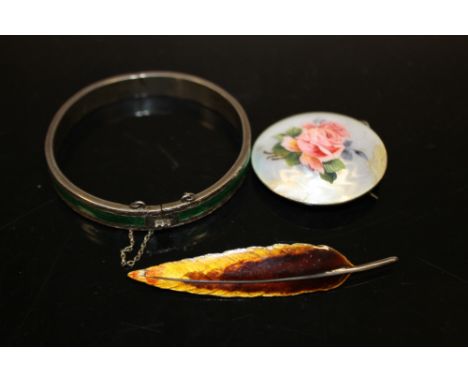 THREE SILVER AND ENAMEL LADIES JEWELLERY ITEMS TO INCLUDE A BANGLE 