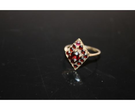 A LOZENGE SHAPED 9 CARAT GOLD GARNET DRESS RING 