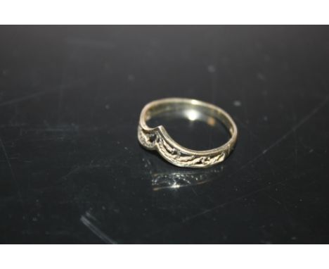 A 9 CARAT GOLD WISHBONE SHAPED DRESS RING