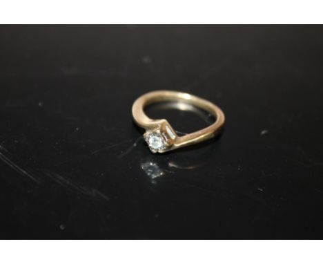 A 9 CARAT GOLD CROSS BAND SET SOLITAIRE DIAMOND RING
