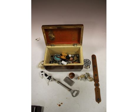 A VINTAGE TEA CADDY CONTAINING ASSORTED COLLECTABLES TO INCLUDE SMALL WADE FIGURES, BOBBINS, THIMBLES, PAGE TURNER ETC. 