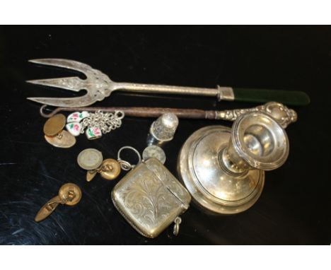 A BAG OF SILVER AND WHITE METAL COLLECTABLES TO INCLUDE A HALLMARKED SILVER CANDLESTICK, VESTA CASE, THIMBLE ETC. 