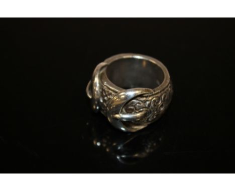 A LARGE HALLMARKED SILVER GENTS BUCKLE RING 