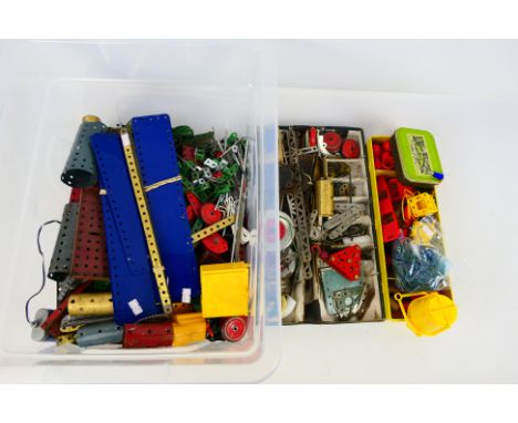 Meccano - An quantity of loose Meccano pieces vintage and newer including strips, wheels, motors, gears and others. Items app