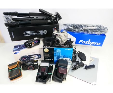 Photography - Lot to include a boxed Minolta Dimage 7i, a Canon Sure Shot, Samsung Flashcam and a quantity of photographic ac