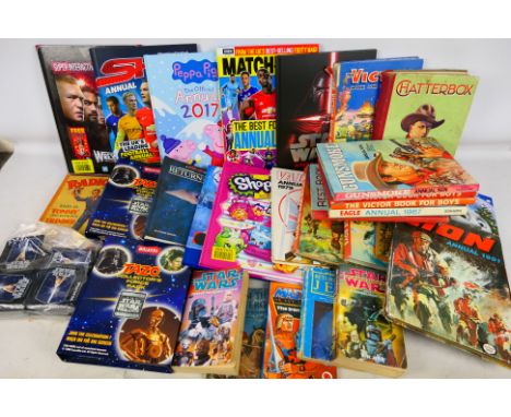 Star Wars - Victor - Others - A group of vintage children's books and annuals with some Star Wars Tazos and Trading Cards. Lo