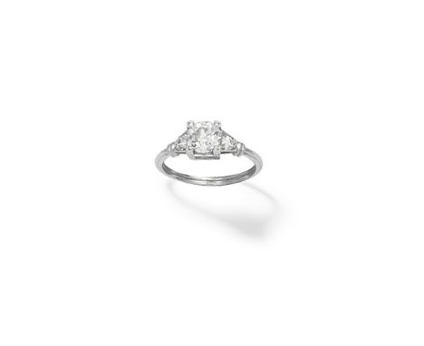 Diamond ringThe old brilliant-cut diamond with similarly-cut diamond shoulders, principal diamond approx. 1.15cts, ring size 
