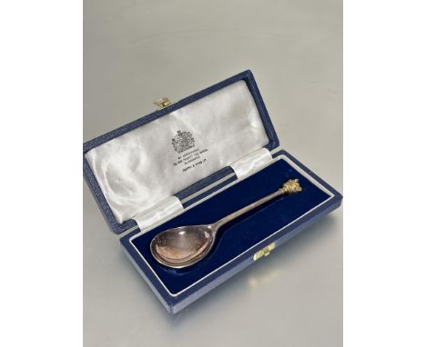 A Mappin &amp; Webb silver Queen Elizabeth II Silver Jubilee 1952-1977 spoon with gilt crown finial and royal crest verso in 