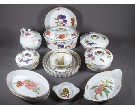 ROYAL WORCESTER EVESHAM TABLEWARE, approximately 12 pieces