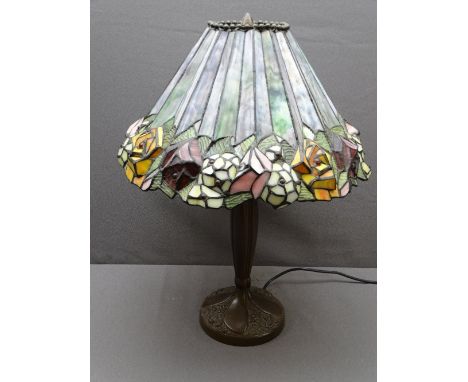 TIFFANY STYLE TABLE LAMP, 55cms H E/T