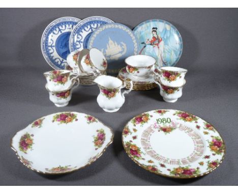ROYAL ALBERT OLD COUNTRY ROSES, approximately 22 pieces, 1st quality, and a quantity of display plates