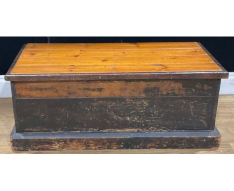 A pine carpenter’s tool chest, hinged top enclosing a compartmented tray, 33.5cm high, 83.5cm wide, 40cm deep 