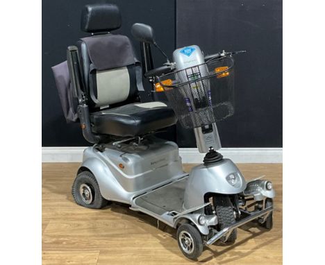 A Quingo Classic mobility scooter, with key and charger