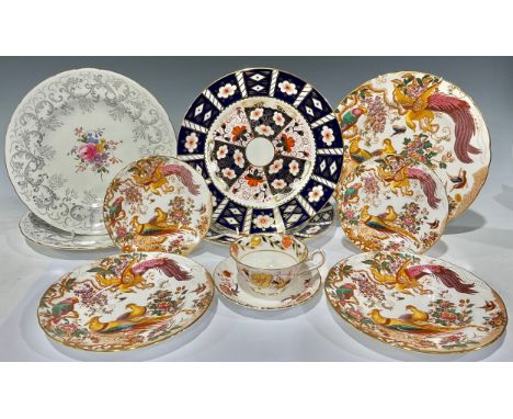 A Royal Crown Derby Olde Avesbury pattern dinner plate, 26.5cm diameter; a pair of salad plates, 21cm diameter; a pair of cak