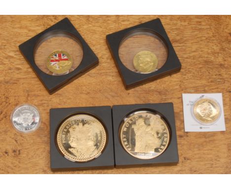 Numismatics, medallions: USA replica 2018 Donald Trump dollar, silver, printed wafer to rev., in blister; also another gilt p